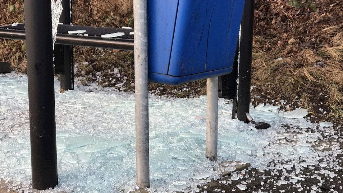 Jongens vernielen bushokje in Oldenzaal