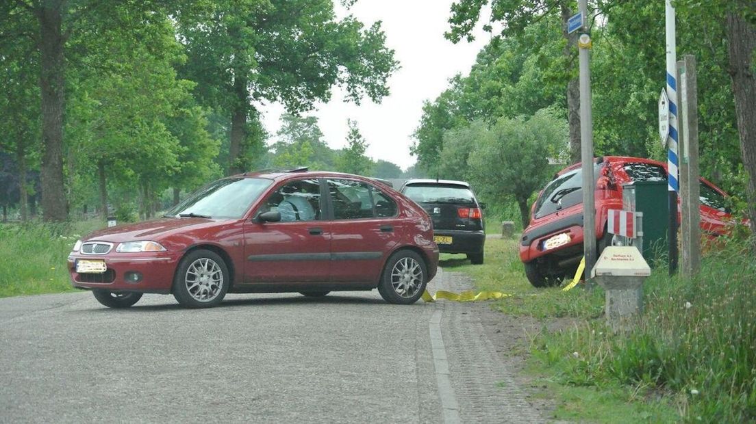 Auto wordt uit de sloot getrokken