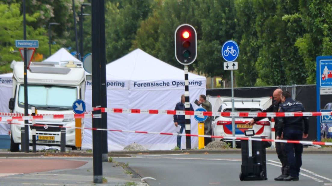 Onderzoek op de plek waar gisteravond een 32-jarige man uit Hengelo werd doodgeschoten.
