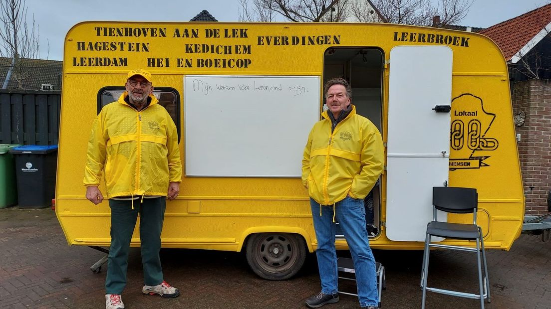 Teus Meijdam (rechts) met zijn verkiezingsbus op tournee.