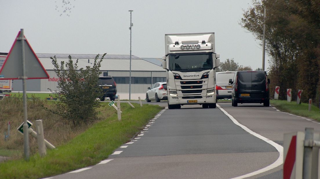 De huidige Zanddijk tusssen Yerseke en de A58 is een steil, smal en kronkelig traject.