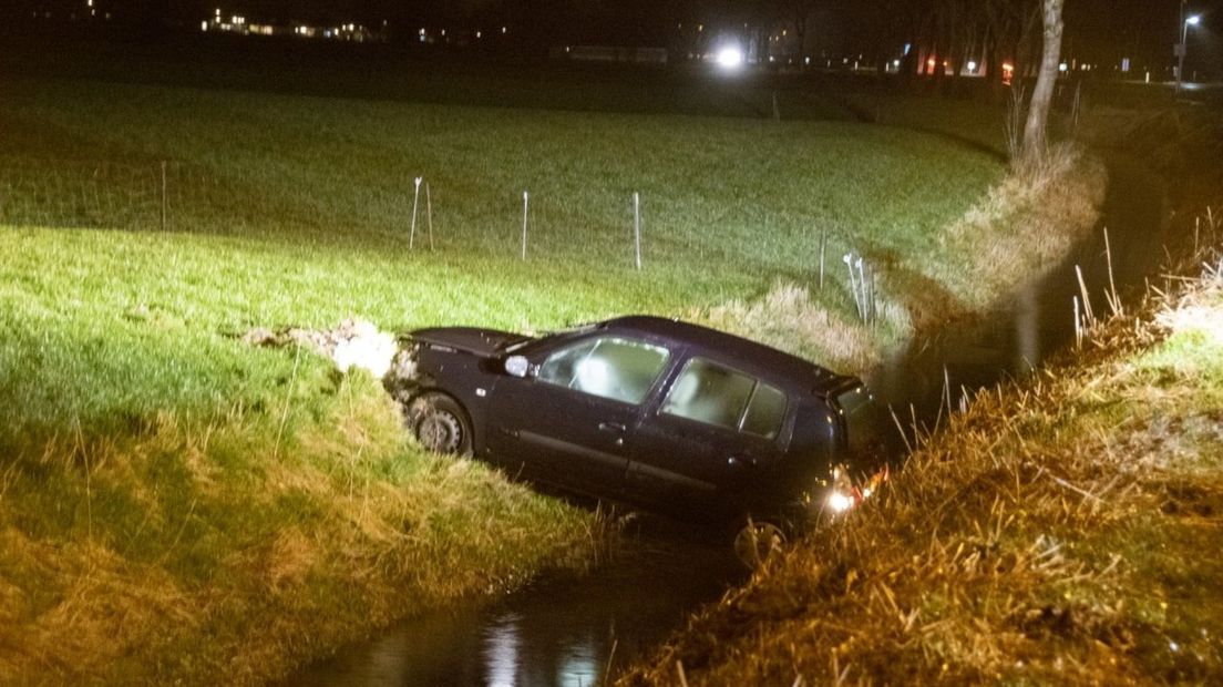 De auto belandde in de sloot langs de Rijksstraatweg bij Grijpskerk