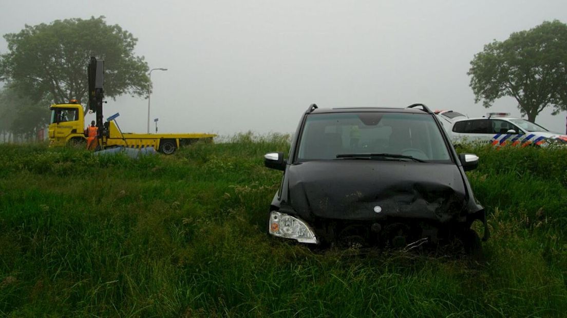 Auto in het weiland bij ongeluk Staphorst