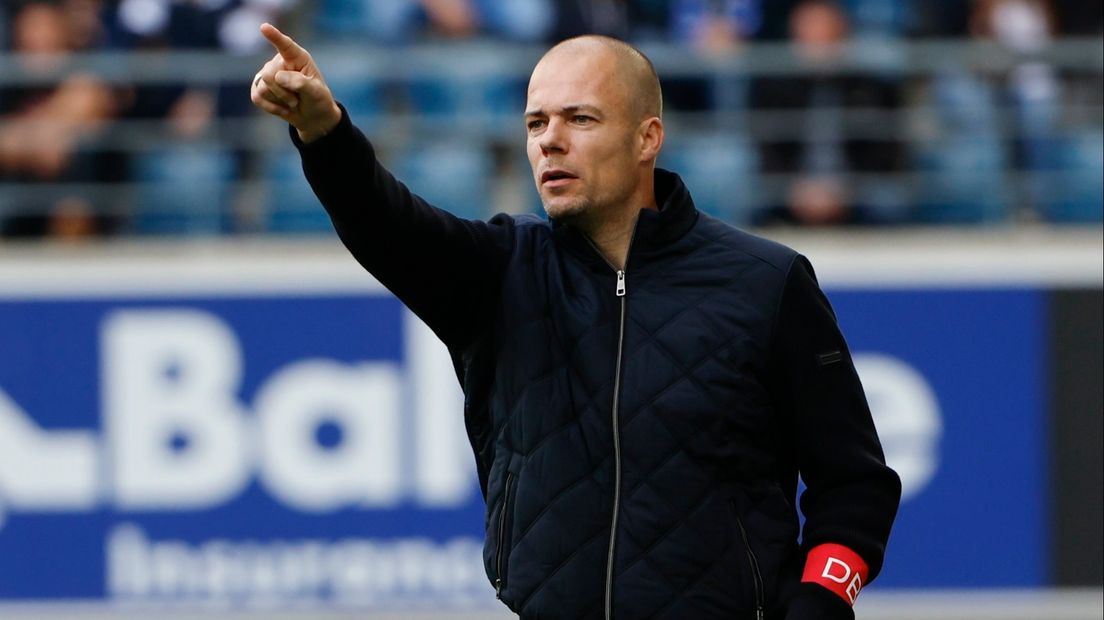 Danny Buijs langs de lijn tijdens een wedstrijd van KV Mechelen