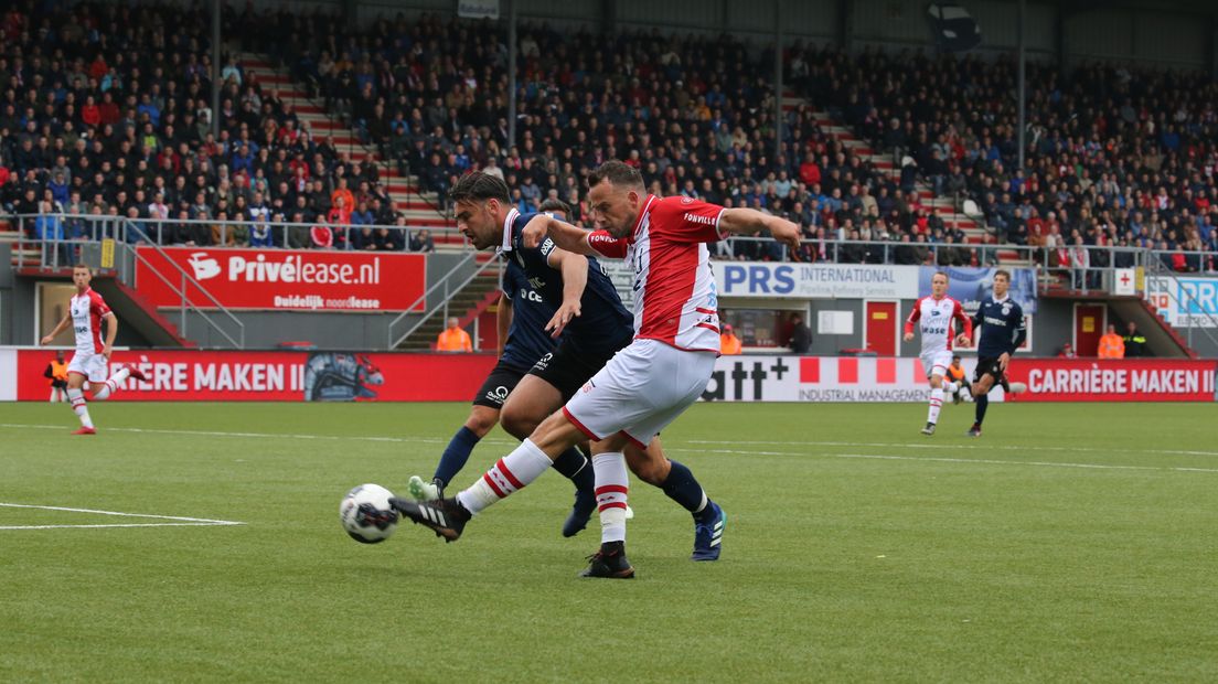 Anco Jansen probeert het Sparta-doel onder vuur te nemen (Rechten: Gerrit Rijkens)
