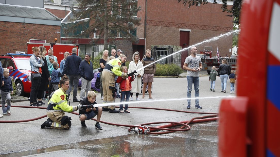 Kinderen oefenen met de brandweer in Leek