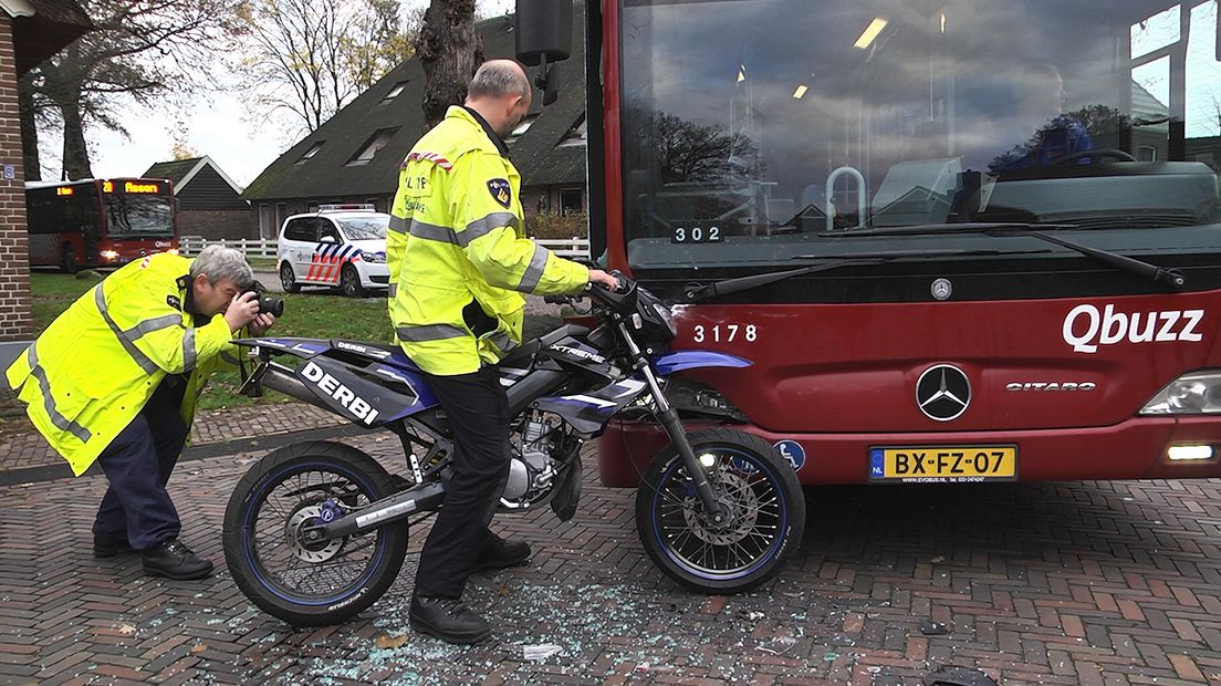 Bromfietser gewond na aanrijding met lijnbus
