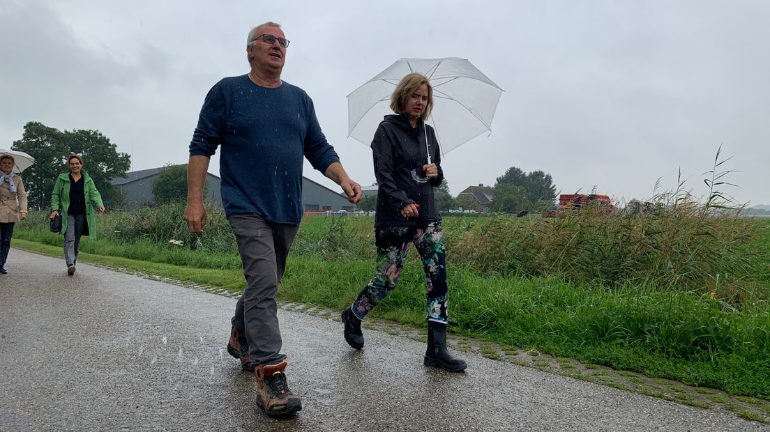 Minister Van Nieuwenhuizen tijdens haar bezoek aan boer Alex van Hootegem in Kruiningen