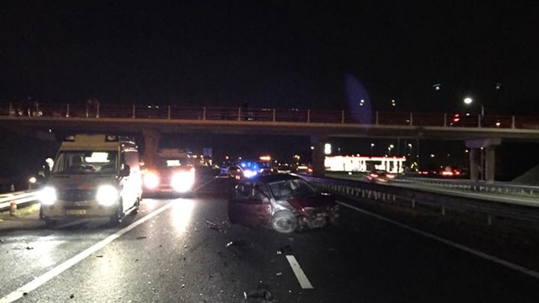 De A15 is donderdagavond urenlang dicht geweest tussen Dodewaard en Ochten door een ongeluk. In totaal waren er vier auto's bij het ongeval betrokken. Drie personen raakten gewond en zijn afgevoerd naar het ziekenhuis.