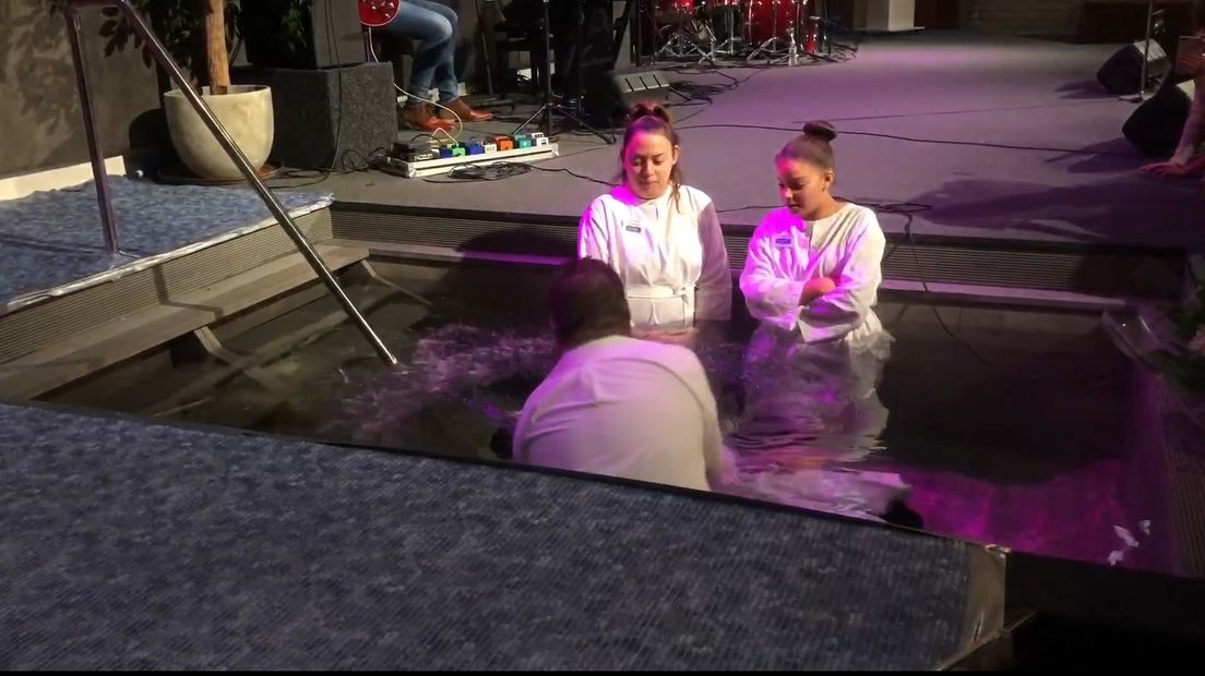 In de Hoogezandster Vredeskerk lieten drie dames zich vandaag dopen.
