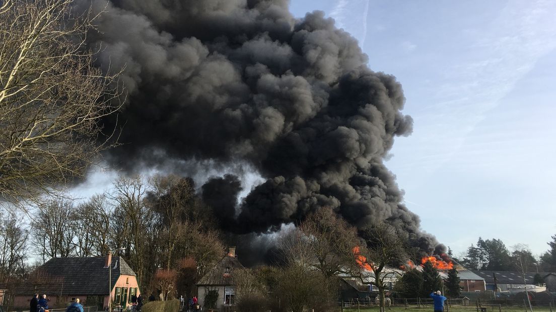 In 't Harde heeft een uitslaande brand gewoed bij een loods. Boven de loods aan de Bovenweg waren dikke rookwolken te zien.