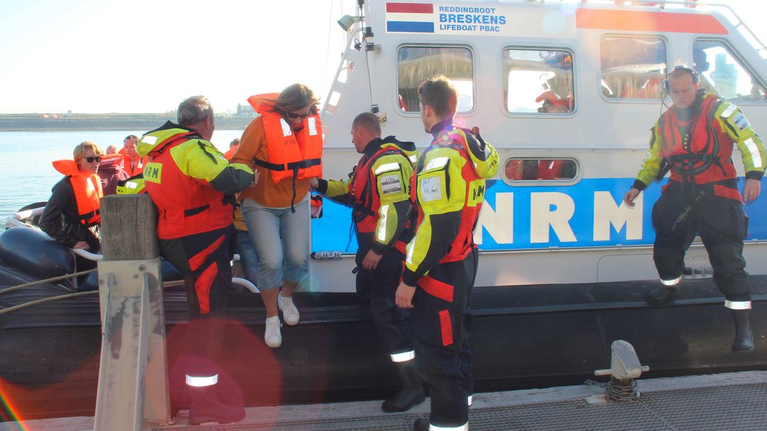 KNRM evacueert opvarenden veerboot bij oefening