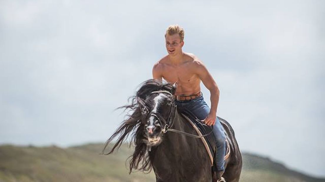 Holwierder in blote bast op Horse & Hunks-kalender - RTV Noord