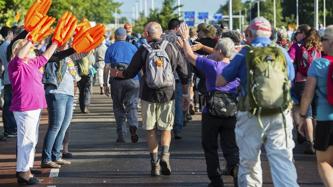 Deelnemers wandelen in Lent op de eerste dag van de 99ste Vierdaagse.