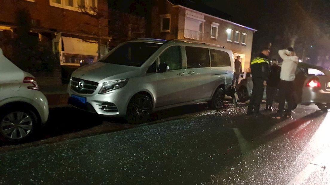 Automobilist botst tegen twee geparkeerde auto's in Hengelo