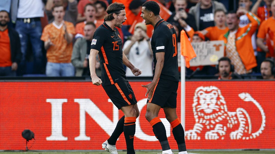 Hans Hateboer viert een treffer van Oranje met Cody Gakpo (r)