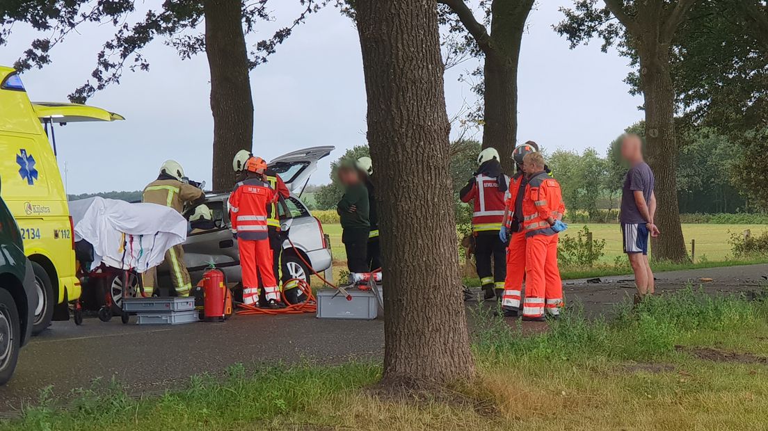 De auto botste tegen een boom (Rechten: Persbureau Meter)