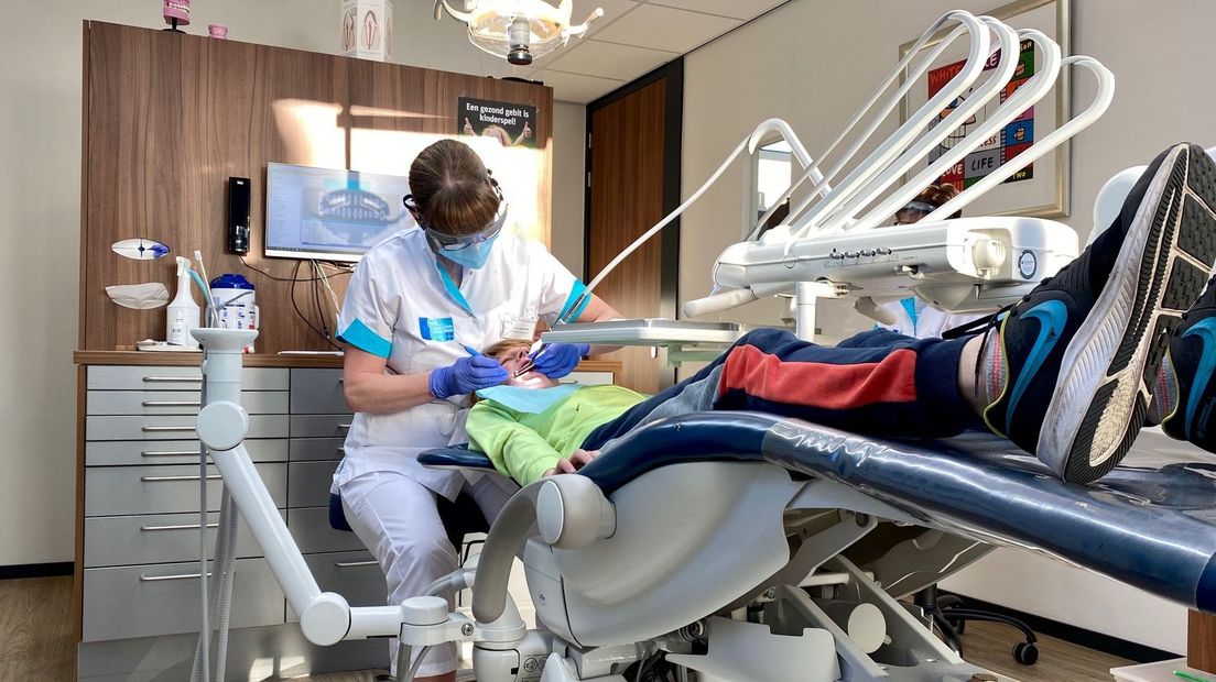Mart (9 jaar) krijgt poetsles van assistente Ina