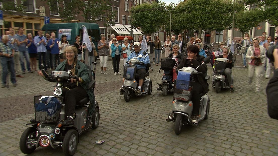 MS-patiënten maken pelgrimstocht met scootmobiel