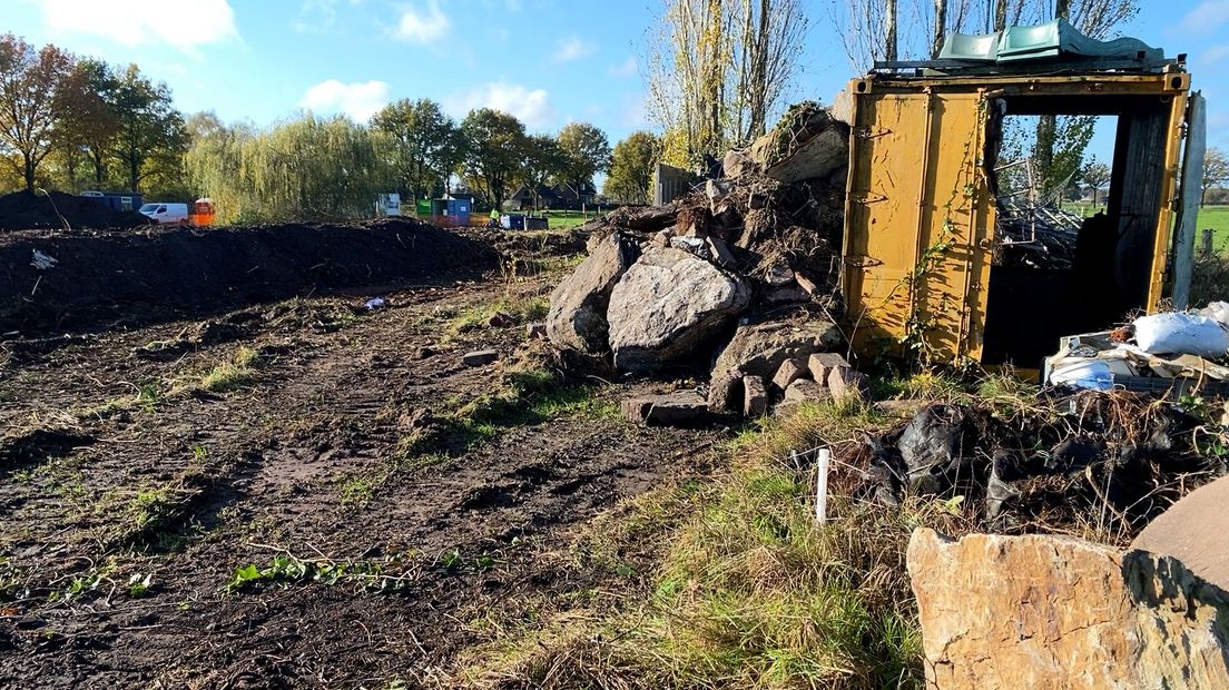 In deze gele container was het drugslab gevestigd. Het lag deels ingegraven en goed verstopt in de siertuin.