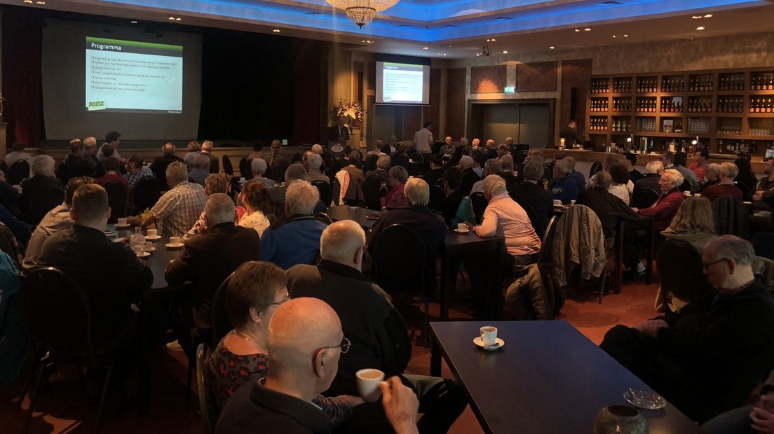Een bomvolle zaal in De Postwagen wacht gespannen tot de toekomstplannen worden toegelicht.