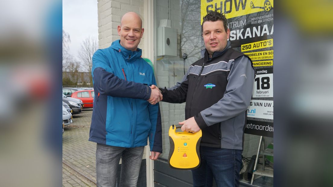 Ruud Boven krijgt de AED overhandigd door Patrick Gort. (Rechten: Jan Ottens / stichting Hartveilig Valthermond)