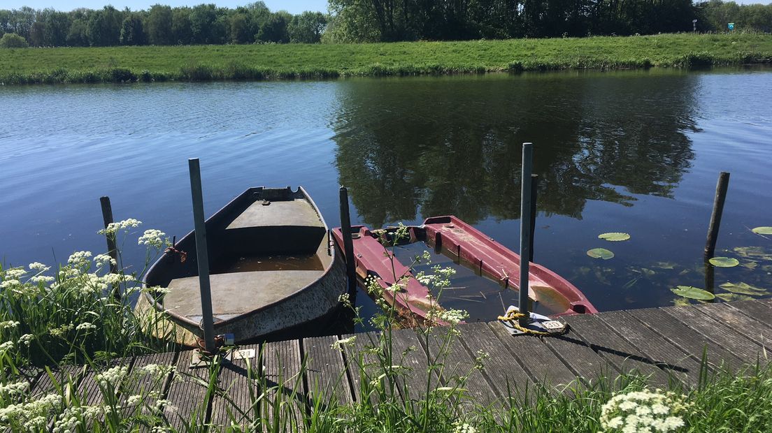 Waterschap Rijn en IJssel houdt deze week een opschoonactie in de Oude IJssel. Dat betekent dat oude, kapotte bootjes die onder water liggen worden verwijderd. Het waterschap doet dit omdat de oevers er dan fraaier uitzien, maar ook voor de veiligheid.