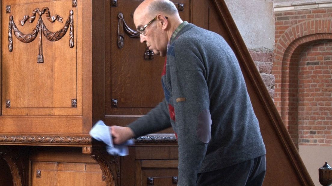 Vrijwilligers helpen de koster een handje