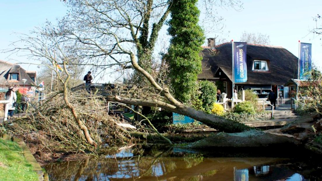 Dorpsgracht Giethoorn geblokkeerd