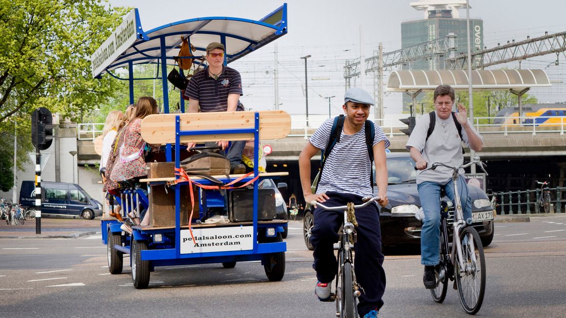 Van Wegen zegt dat de bierfiets in Amsterdam een plaag is geworden.
