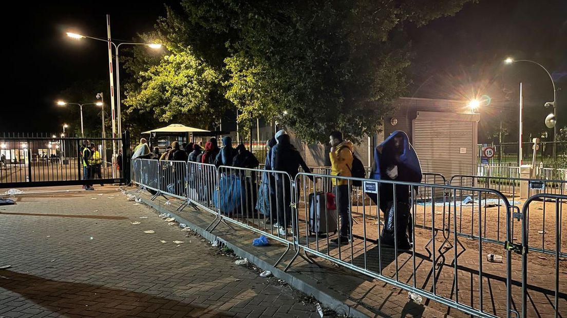 Tientallen asielzoekers hopen kort voor middernacht nog op een slaapplek