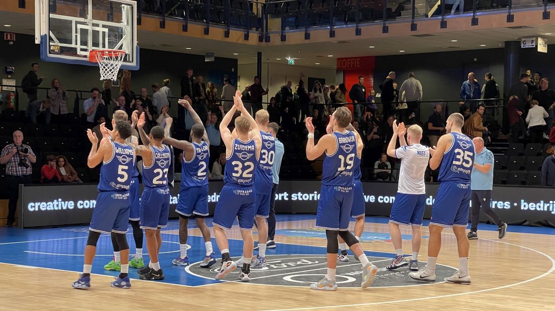 Donar bedankt het publiek na de zege in Zwolle