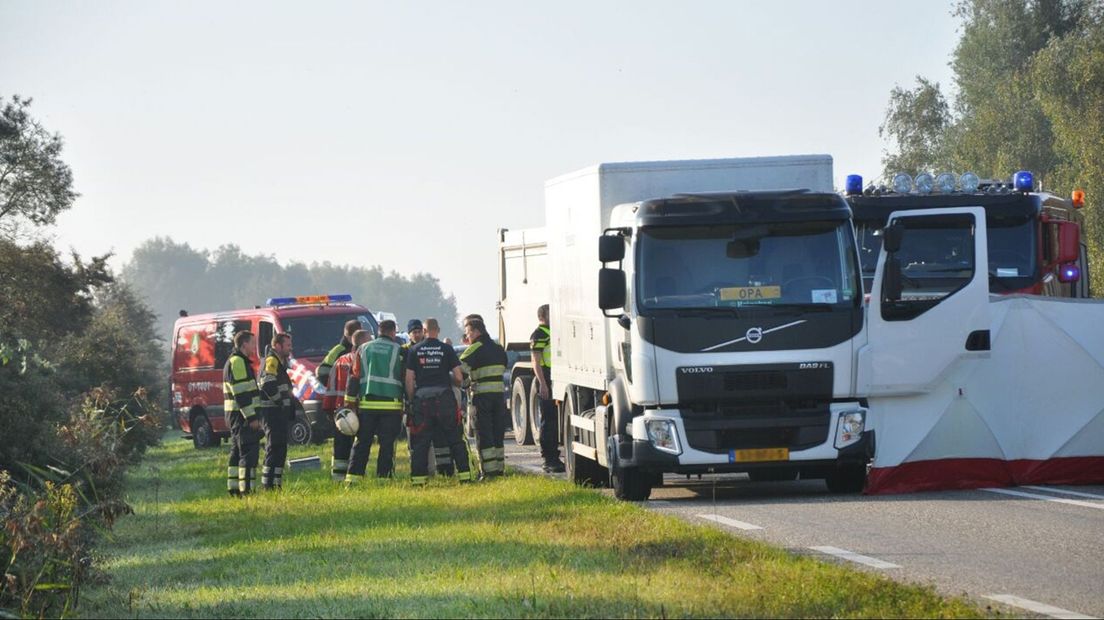 Hulpdiensten ter plaatse na het ongeval in Lauwersoog in 2015