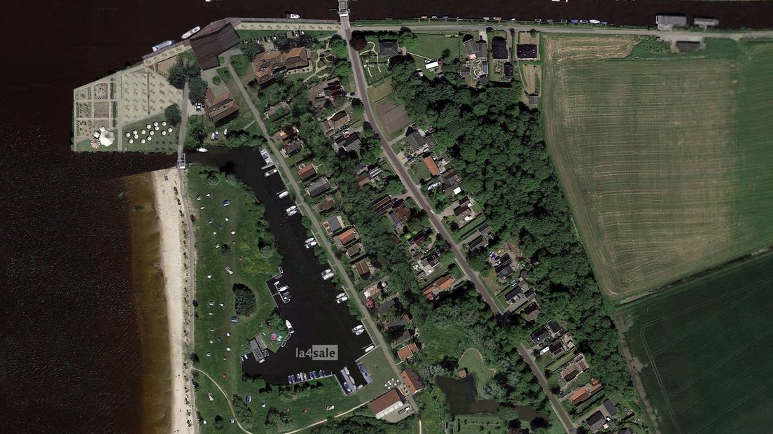 Steendam met binnenhaven en dorpshuis met vlonder