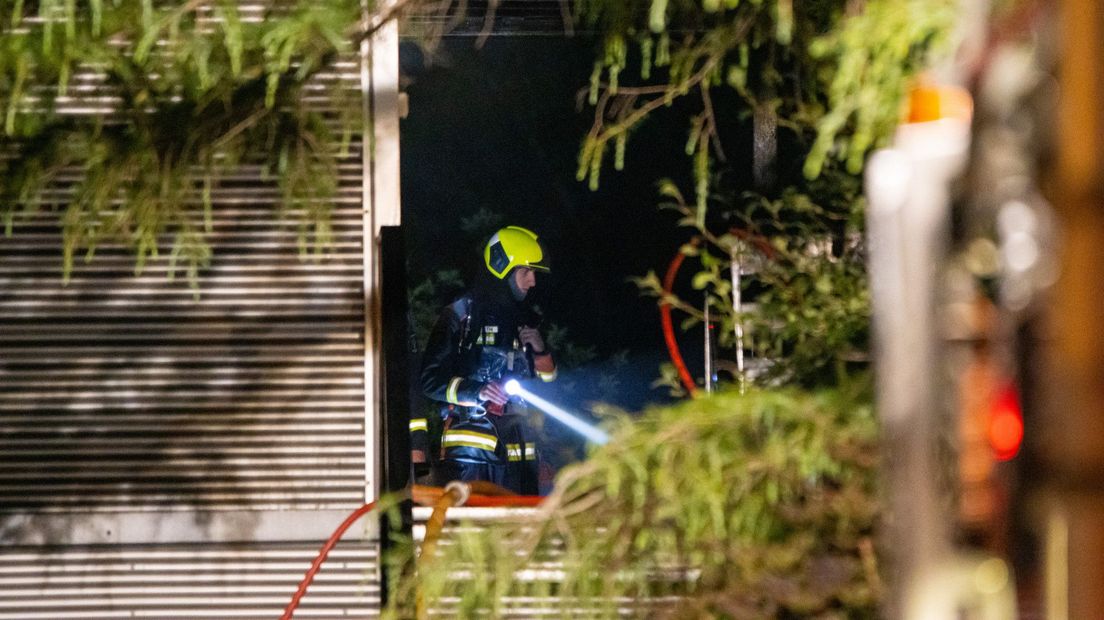De brandweer heeft meerdere woningen ontruimd