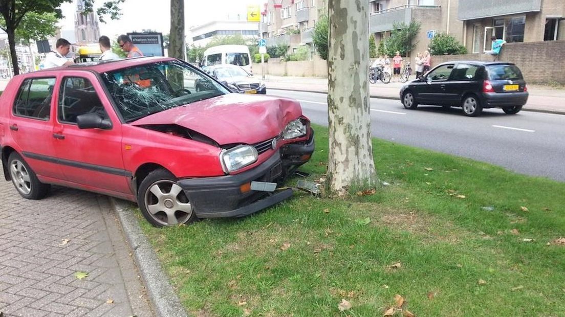 Auto tegen boom