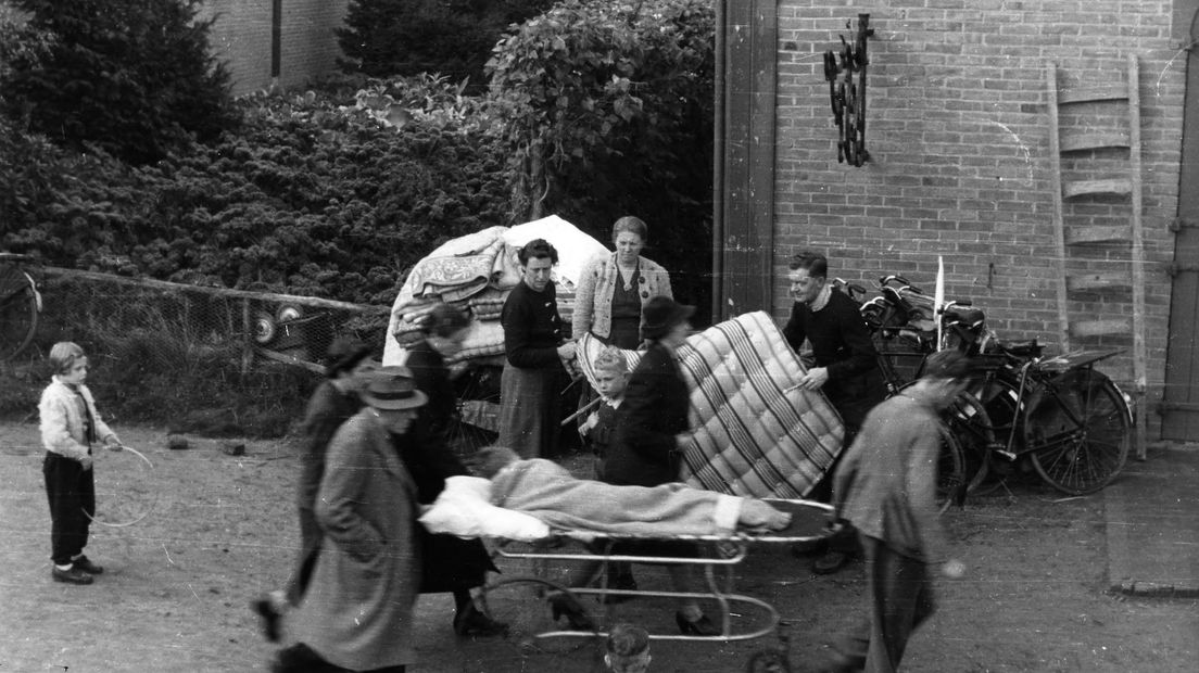 Zaterdag 23 september 1944, de zevende dag van operatie Market Garden. De Britten zijn in Arnhem verslagen, maar in Oosterbeek wordt nog zwaar gevochten. Verwacht wordt dat de geallieerden een nieuwe poging zullen wagen om de stad te veroveren. Daarom besluit de Duitse SS-Obersturmführer Helmut Peter op die dag dat alle burgers Arnhem voor maandag 25 september 20.00 uur verlaten moeten hebben. Het is het begin van de evacuatie van Arnhem.