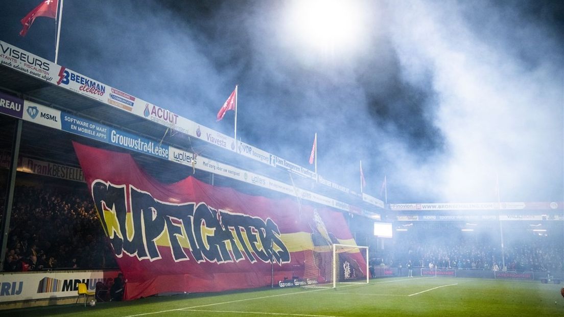 Spandoek aan de tribune voor de bekerwedstrijd tegen PSV.