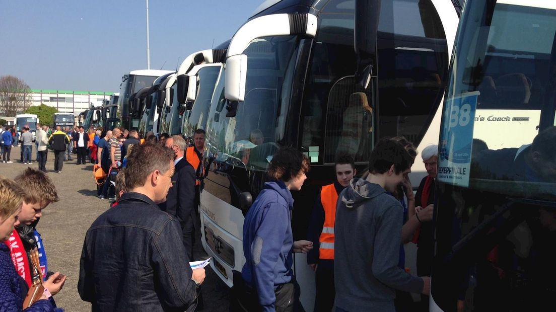 Bussen in convooi naar Rotterdam