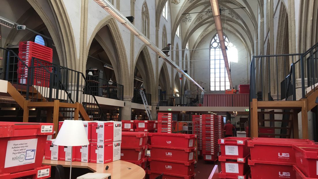Meer dan 40.000 boeken worden deze week verhuisd. De bibliotheek in Zutphen gaat tijdelijk naar een ander pand omdat de monumentale Broederenkerk -waar de bieb sinds 1983 in zit- de komende maanden wordt gerenoveerd.
