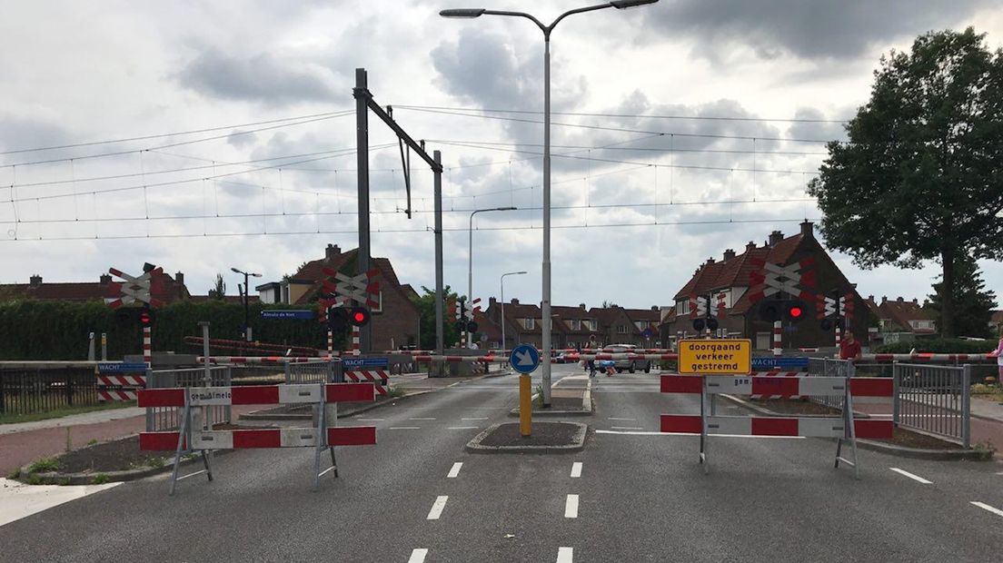 Ook vandaag 'gewoon' weer storing bij spoorwegovergang Almelo de Riet