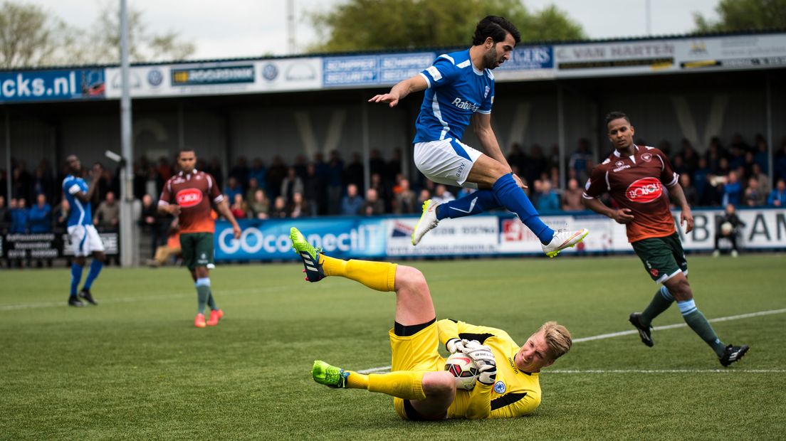 Barry Ditewig namens Spakenburg in actie tegen GVVV