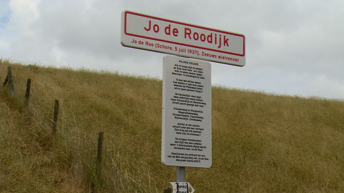 Het straatnaambord van de dijk vernoemd naar oud-wielrenner Jo de Roo