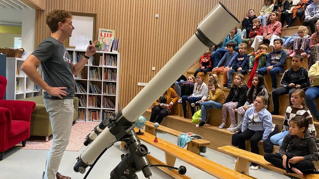 Jeffrey Bout vertelt de leerlingen over de gedeeltelijke zonsverduistering