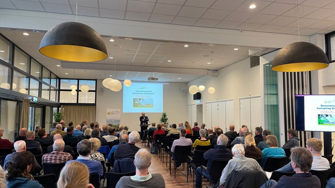 Een volle zaal bij de informatiebijeenkomst in Grijpskerk