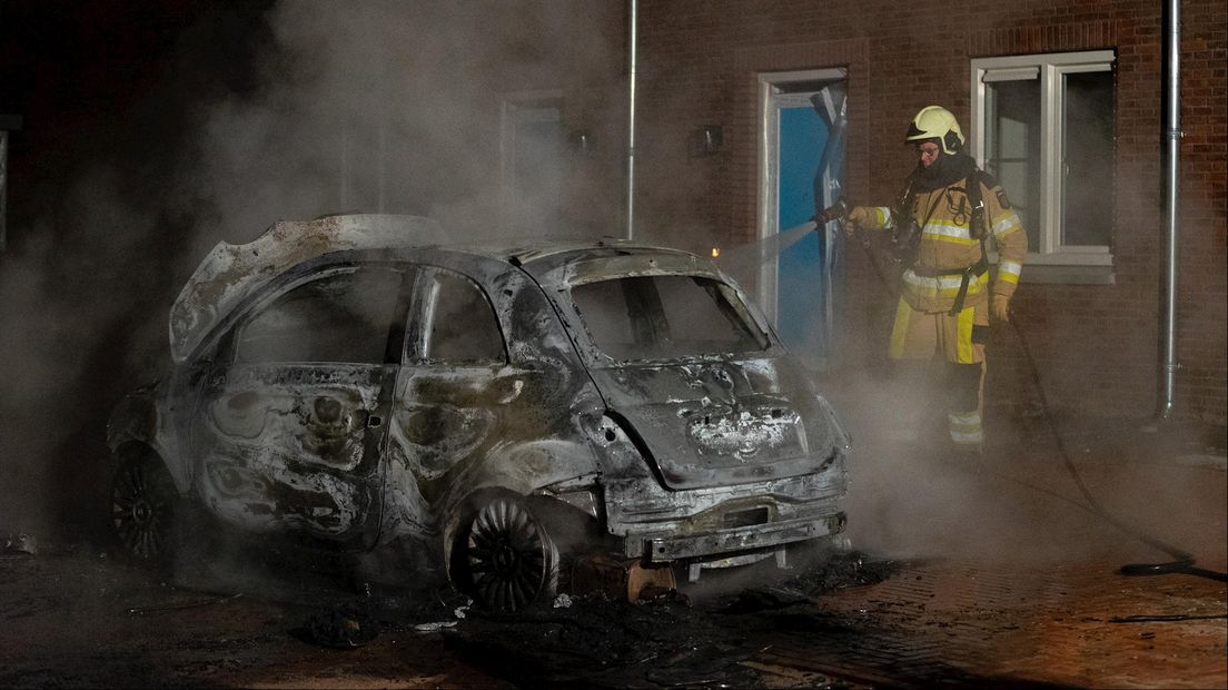 Autobrand in verlaten nieuwbouwwijk Deventer: politie doorzoekt gebied met hondengeleider