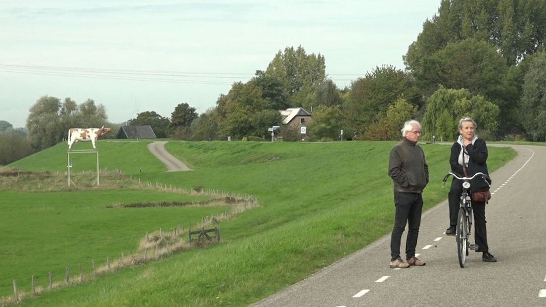 Louis de Jel en Jacqueline Maris op de dijk bij Heesselt