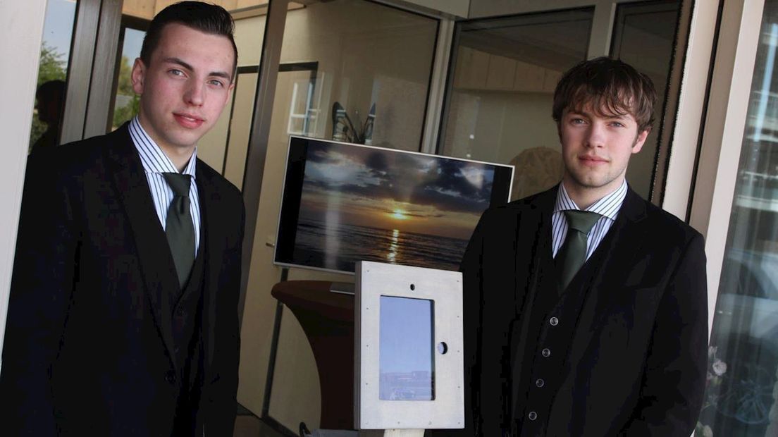Dave (20) en Danny (19) uit Haaksbergen ontwikkelden een corono-proof condoleancezuil