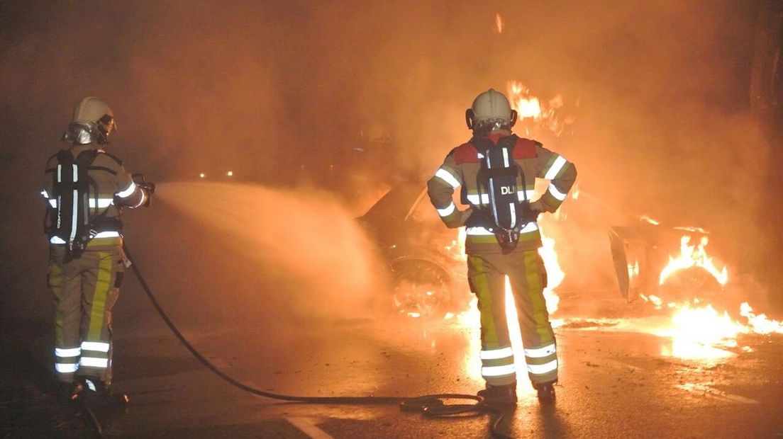 Auto in brand na botsing tegen boom