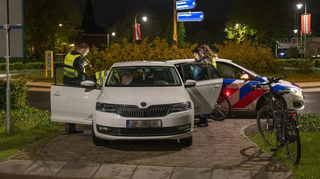 De witte auto met Pools kenteken werd door een politieauto tot stoppen gedwongen